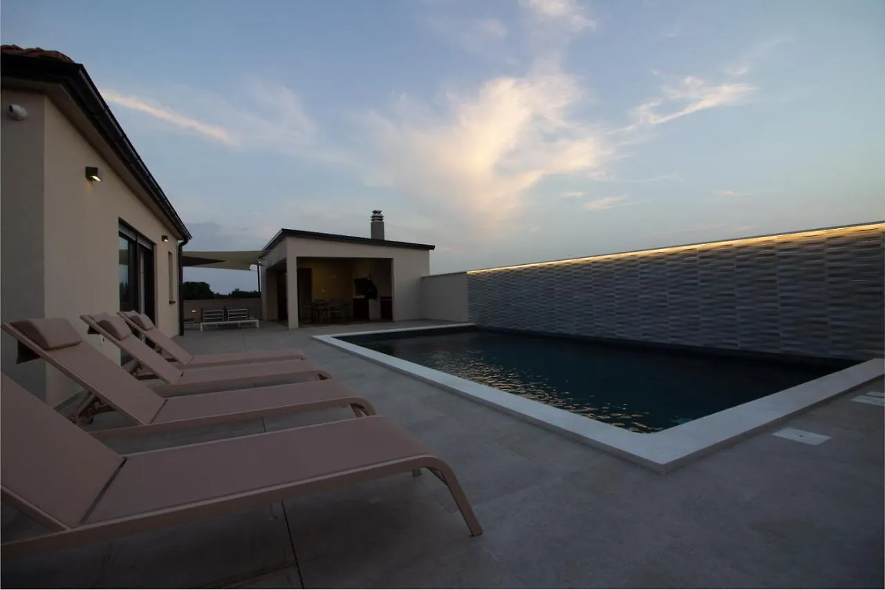 Amazing Villa Ani With Pool & Whirpool Near The Beach - Wiibuk Pula